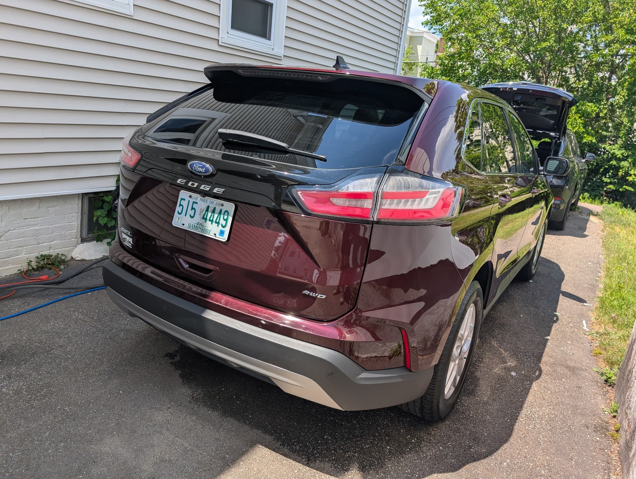 Mirror-like paint reflections on rear panels